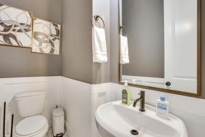 Less Than 2 Mi to Dtwn! Group Escape with Hot Tub in Houston