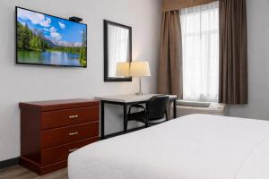 Signature Stay Inn & Suites - Downtown Hamilton