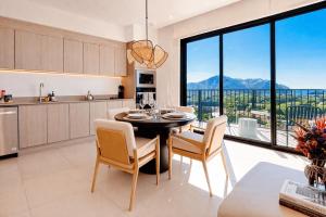 Tropical Tide, Ocean Views & Beach Club