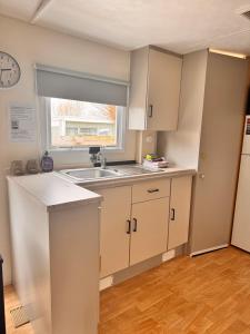 Modern Chalet nabij Ijsselmeer met mooi buitenzwembad op sfeervolle camping