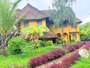 Tropinest bungalows & hostel