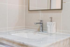 Spacious 1BR in Old town with Workspace Pool Gym Wi-Fi
