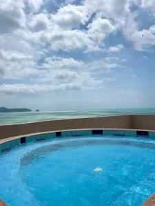 Cozy suite and Jacuzzi overlooking the ocean