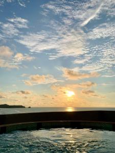 Cozy suite and Jacuzzi overlooking the ocean