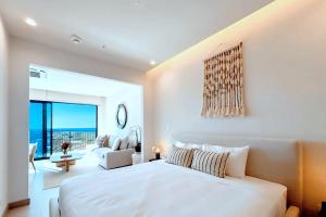 Tropical Tide, Ocean Views & Beach Club