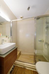 Lithinon House