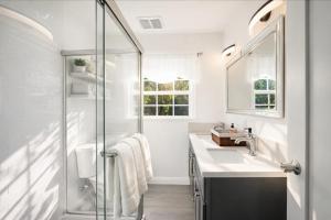 Charming Pasadena Home 2BR, Yard & Fast Wi-Fi