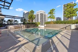 Worldcenter 1BR Condo with Pool Gym 29th Floor