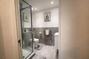 2 Bed City Centre Apartment, Sleeps 6, Walk to Arena & Parking