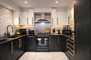 2 Bed City Centre Apartment, Sleeps 6, Walk to Arena & Parking