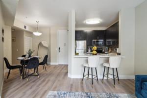 1-Bedroom Apartment Near Marina del Rey & Venice Beach with Pool, Gym & Free Parking