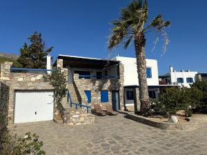 Villa Drionisi in Tzanes, Paros · 6 Guests
