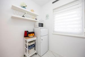 Prostrani apartman pješice do plaže, parking, terasa s mediteranskim biljem