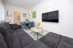 Prostrani apartman sa vrtom i parkingom, pješice do plaže