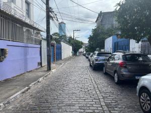 Kitnet 015 completa com Ar e Garagem no Centro de SSA