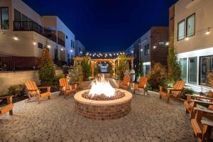 Heated Pool Sauna Firepit and Walk to Live Music