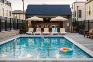 Noa Nashville Pool Sauna and Rooftop Views