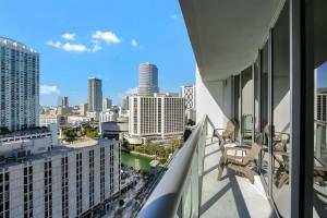 Deluxe Brickell Suite with pool gym & city views