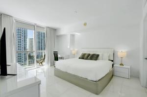 Deluxe Brickell Suite with pool gym & city views