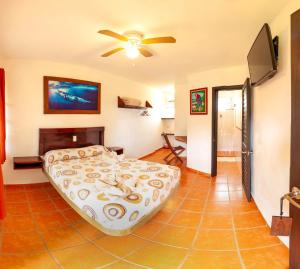 Puerto Lobos Dive camp