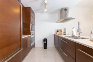 Deluxe Brickell Suite with pool gym & city views