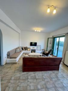 Family D 3 bedroom house with BBQ&Patio in huge estate!