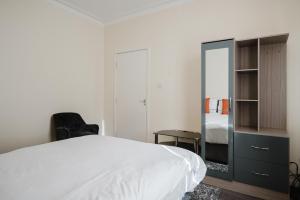 6-Bed Manchester House Ideal for Contractors