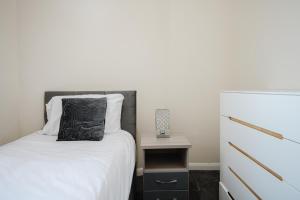 6-Bed Manchester House Ideal for Contractors