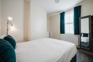 6-Bed Manchester House Ideal for Contractors