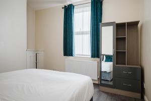 6-Bed Manchester House Ideal for Contractors