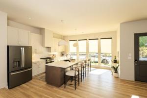 Bachelorette Dream | 2 Units | 8 Kings + 8 Baths