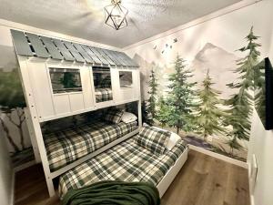 BEST 6br Ski-InOut w Hot Tub-Gear rm, PS-5, FunLux