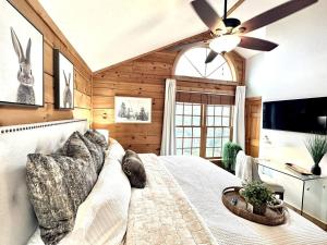 BEST 6br Ski-InOut w Hot Tub-Gear rm, PS-5, FunLux