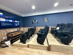 SKI INOUT- Pool table, hot tub, A kitchen, 7 bedrooms-4 kingscustom kid rms!