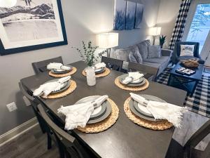 NEW! Seneca 113 Private Entrance, Hot Tub, Heated Garage, Sleeps 6!