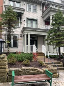 NEW! Seneca 113 Private Entrance, Hot Tub, Heated Garage, Sleeps 6!