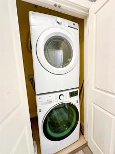 NEW! Seneca 113 Private Entrance, Hot Tub, Heated Garage, Sleeps 6!