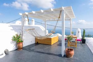 Dome suite,hot tub,sea view in Firostefani!