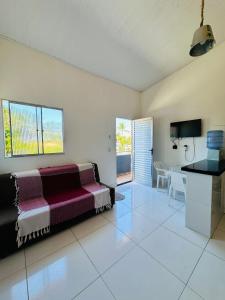 Apto aconchegante • Piscina, AC e churrasqueira • 600m da Praia do Mutá