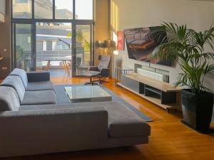 Modern Loft 50m from Metro