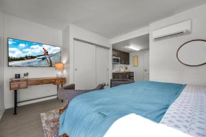 Heart of Santa Monica Promenade Studio Free Parking