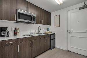 Heart of Santa Monica Promenade Studio Free Parking