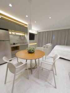 FR16 Estúdio moderno com cama king-size e garagem