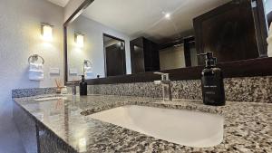 Vista Tower Skyline 3BRM Apt Rooftop Pool and Gym