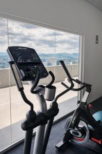 Vista Tower Skyline 3BRM Apt Rooftop Pool and Gym