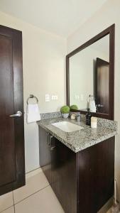 Vista Tower Skyline 3BRM Apt Rooftop Pool and Gym