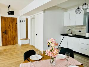 Roka Residence 49