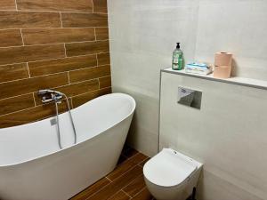 Roka Residence 49