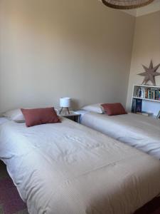 Appartement calme et lumineux, cour extérieure, repas maison possibles - proche Gare et Centre