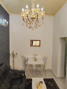 Baroque Palace Black Diamond